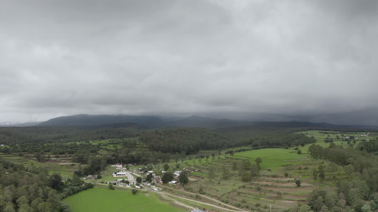 Splendida campagna verde del Messico, vista aerea con cielo nuvoloso e spazio per testo.