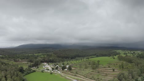 hermoso campo verde de méxico, aéreo con espacio de copia nublado en el cielo