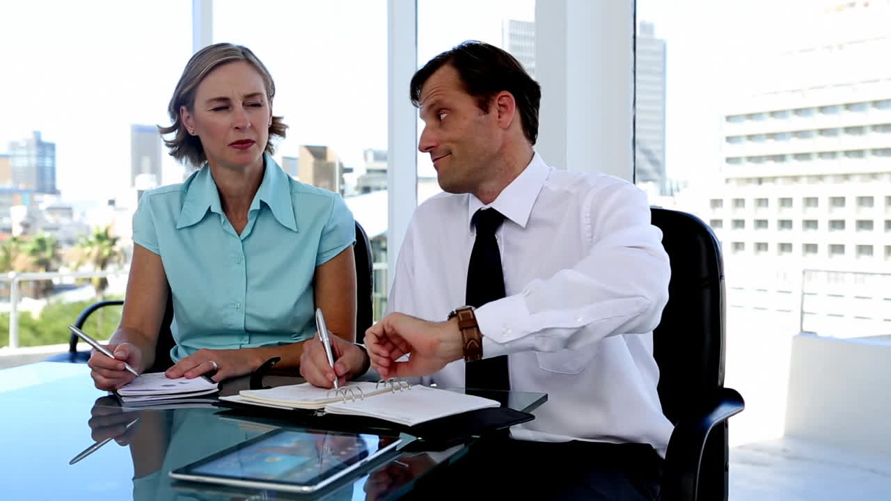 hombres de negocios preocupados por una cita perdida