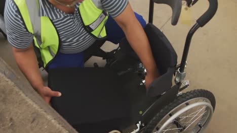 Behinderter-Mann,-Der-Seinen-Rollstuhl-Installiert