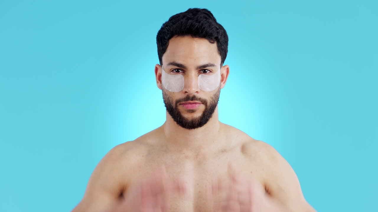 스튜디오에서 사람의 얼굴, 눈 마스크 및 피부 관리