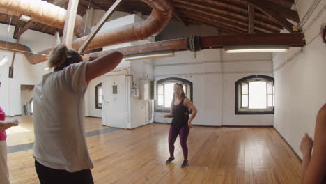 toma de estabilización de personas mayores bailando en clase de baile