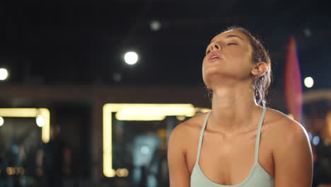 una atleta descansando en el gimnasio.