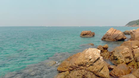 Movimiento-Desde-Piedras-De-Playa-Marrones-Hasta-Agua-Turquesa-Del-Océano