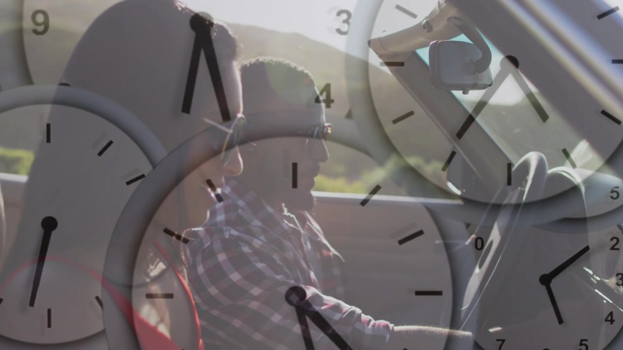 Pasajero iniciando conversación, girándose hacia el conductor y luego relajándose en un viaje por carretera, relojes oscureciendo la vista.