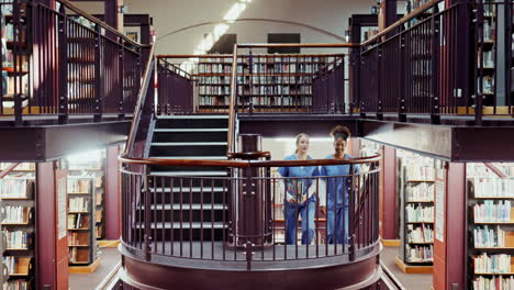 estudiantes en una biblioteca