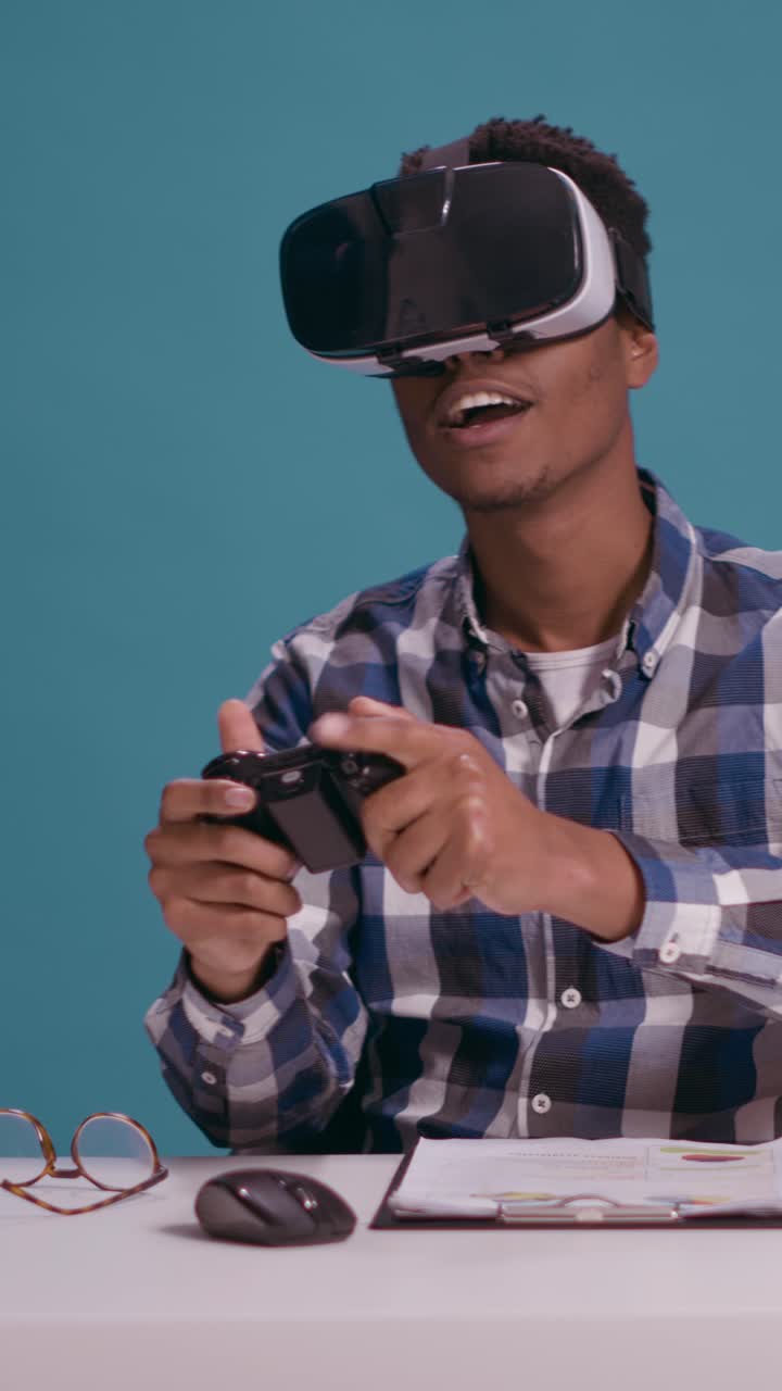 Mand spiller videospil med VR-headset