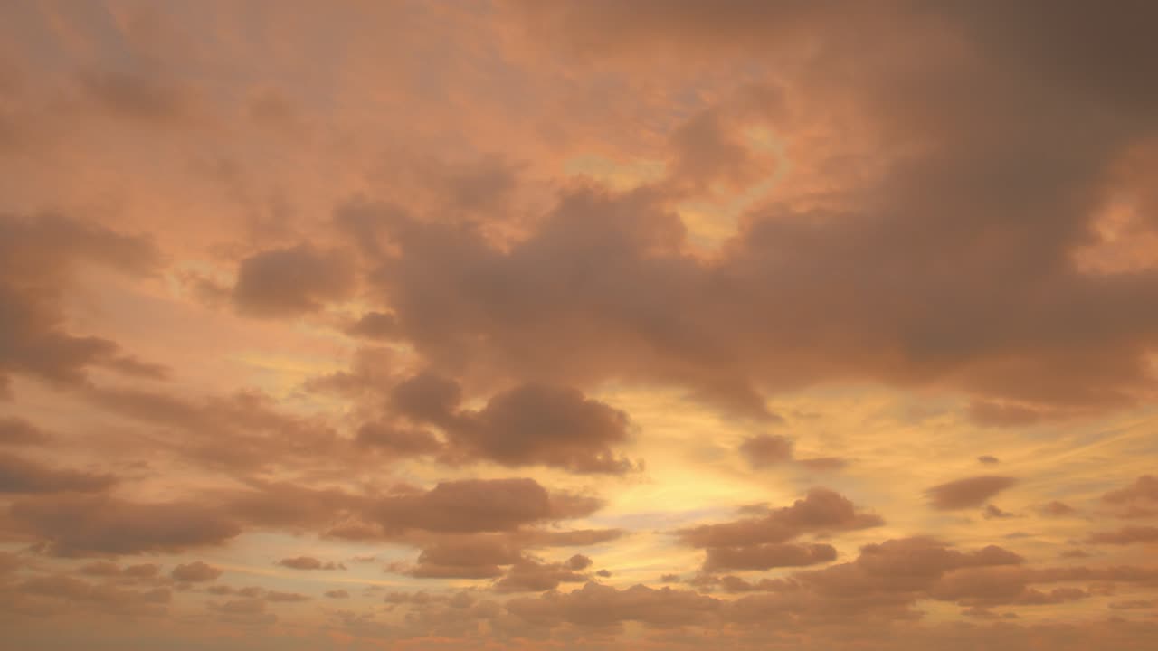 달한 해가 지는 풍경 자연의 놀라운 빛 구름의 하늘