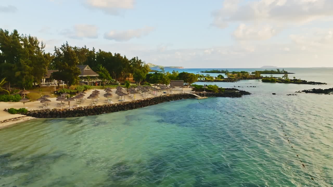 Drone aereo di un resort tropicale sulla spiaggia nell'isola di Mauritius, Oceano Indiano.