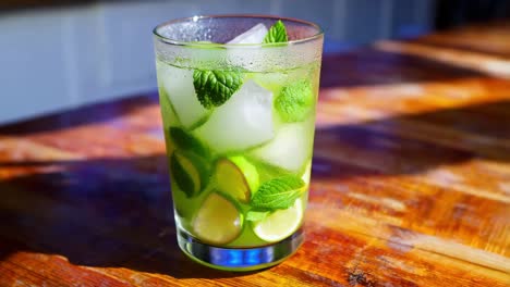 un refrescante cóctel de mojito