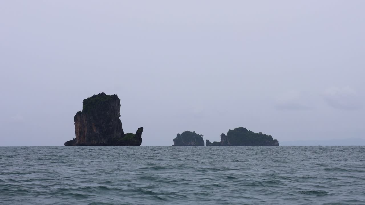 태국 크라비 의 바위 지형 근처 에 있는 보트 여행