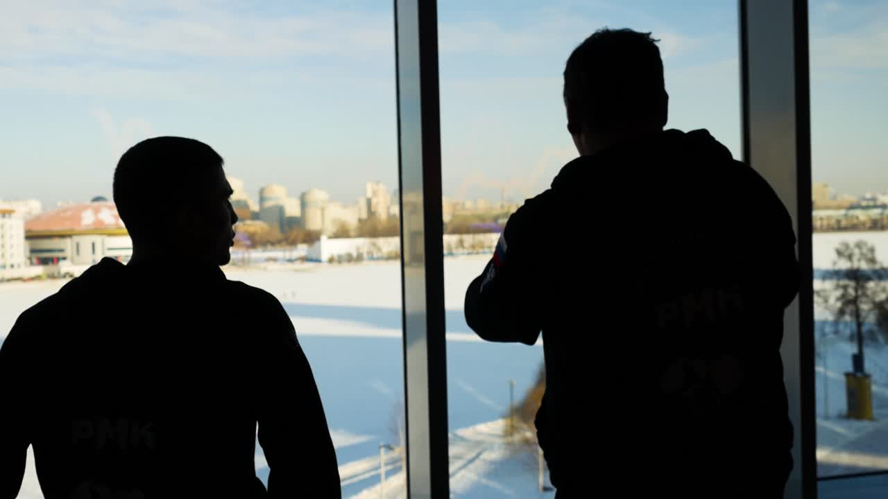 창문 에서 눈 인 도시 풍경 을 바라보는 사람 들