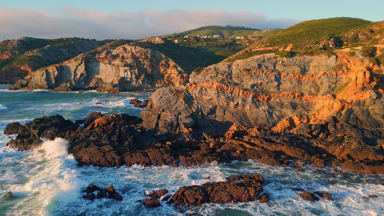 el mar tormentoso lava la costa en súper cámara lenta. las olas del avión no tripulado golpean la orilla rocosa.
