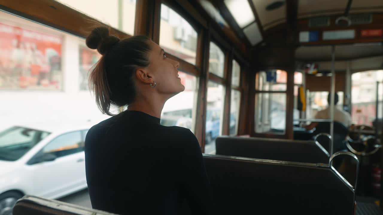 Donna in tram