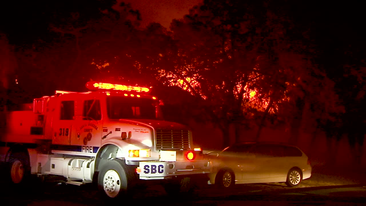 캘리포니아 골레타의 배경에서 휴일 화재가 격렬해지면서 소방차가 거리에 앉아 있다