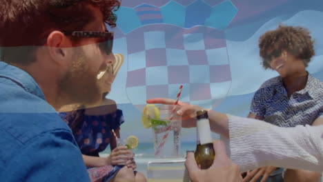 animación de la bandera de croacia sobre diversos amigos bebiendo cócteles y cervezas en una playa soleada