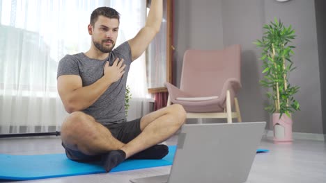 Professioneller-Fitnesstrainer-Gibt-Übungskurse.