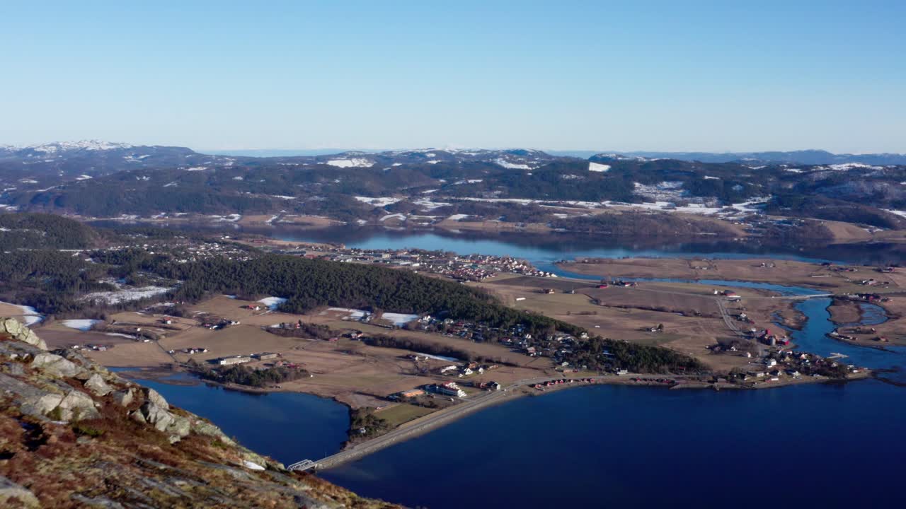 cresta de la montaña en la cumbre de blaheia con vistas al pueblo de pescadores en la isla de vestvagoya, noruega