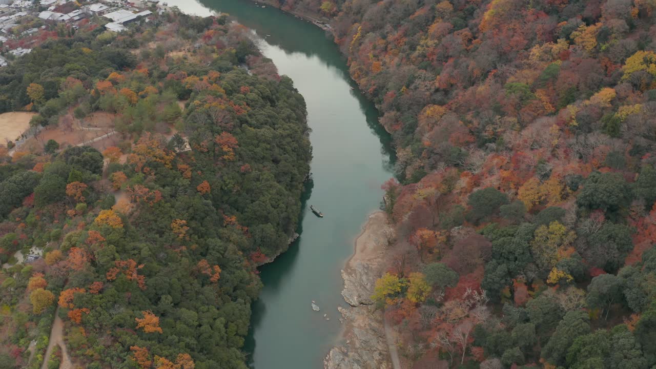 일본의 고요한 가을 풍경, 교토 밖의 아라시야마 산 공중