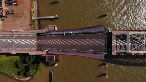 Vista-De-Arriba-Hacia-Abajo-Del-Puente-Basculante-De-Una-Sola-Hoja-Que-Se-Abre-Para-El-Paso-De-Embarcaciones-En-Alblasserdam,-Holanda-Del-Sur,-Países-Bajos