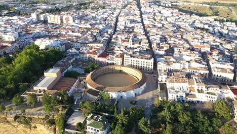 Antenne---Stierkampfring-In-Ronda,-Malaga,-Spanien,-Weitwinkel-Nach-Unten-Geneigt