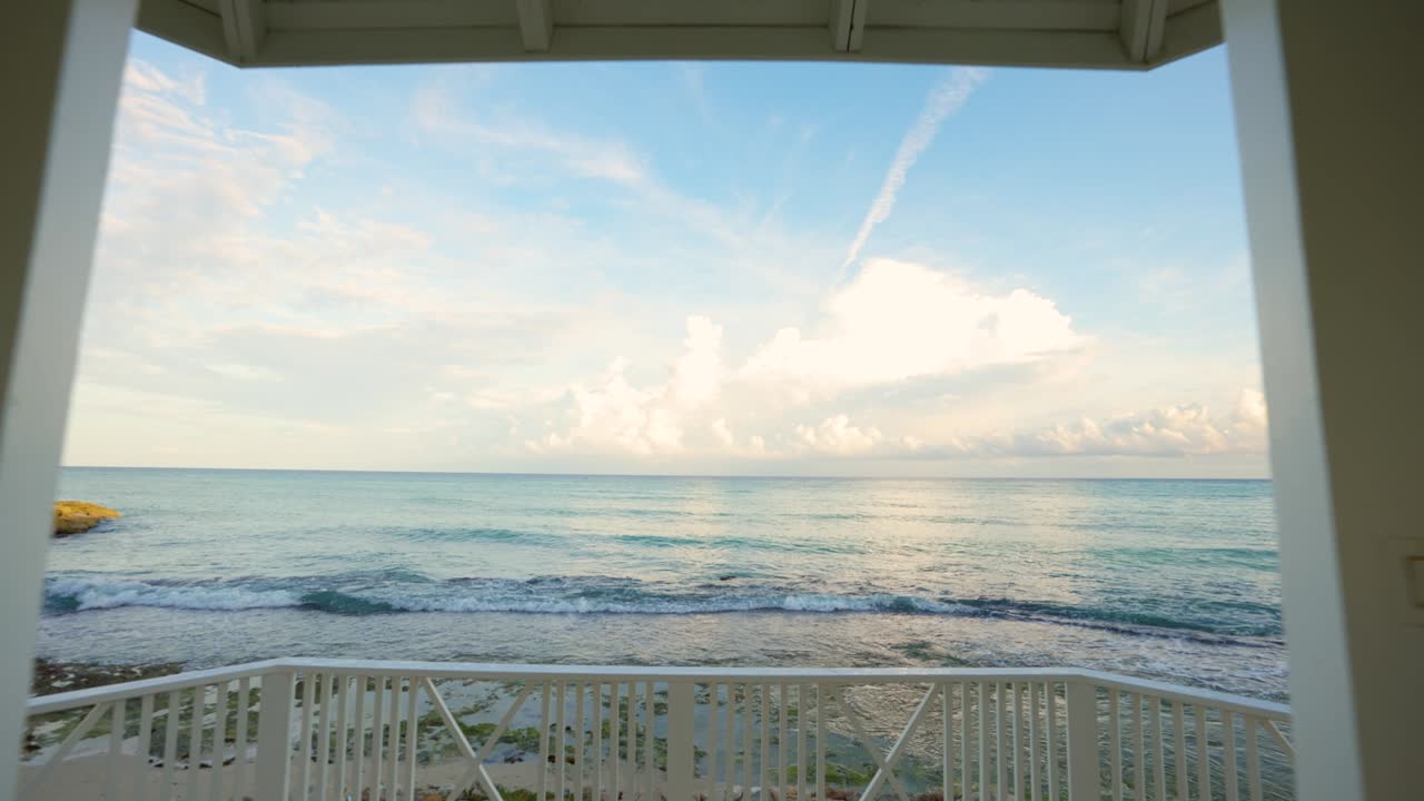 자메이카 북부의 카리브 해의 바위가 있는 해안.