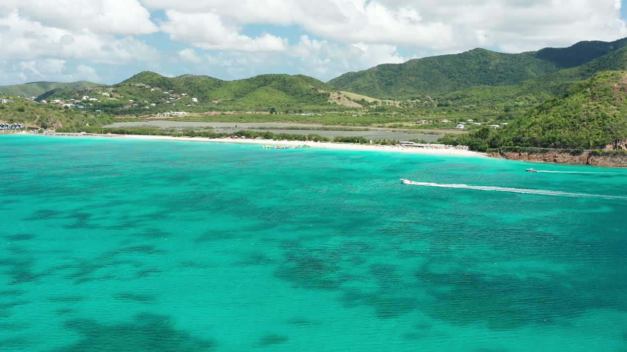 imágenes de drones de una lancha a motor en antigua