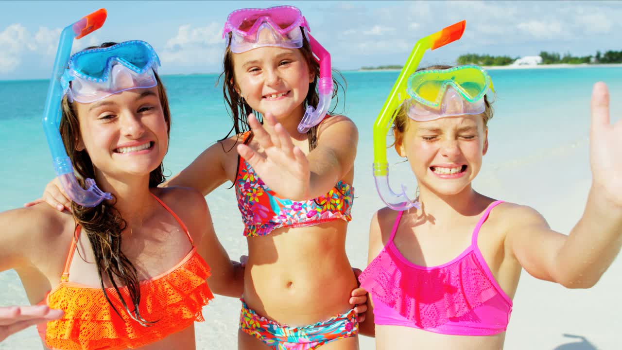 retrato de chicas caucásicas buceando en vacaciones en la playa