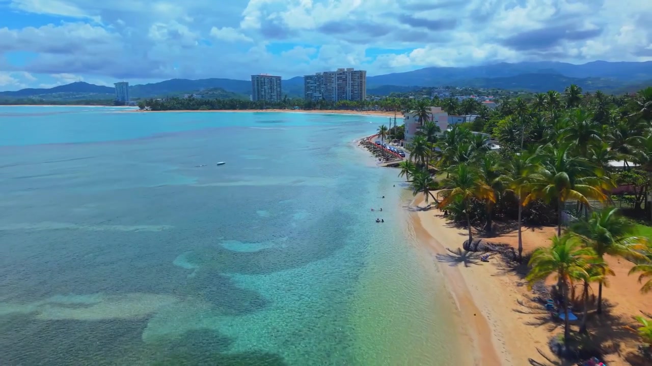 Orbita di drone dall'alto sulla costa di Playa Azul a San Juan