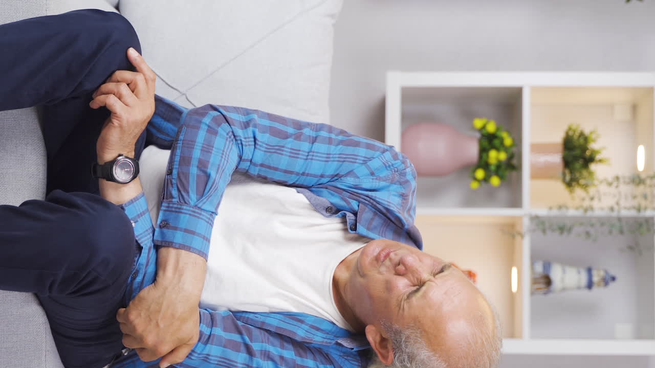 관절의 통증과 통증을 가진  ⁇ 은이의 수직 비디오.