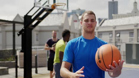 jugador de baloncesto de pie con baloncesto 4k