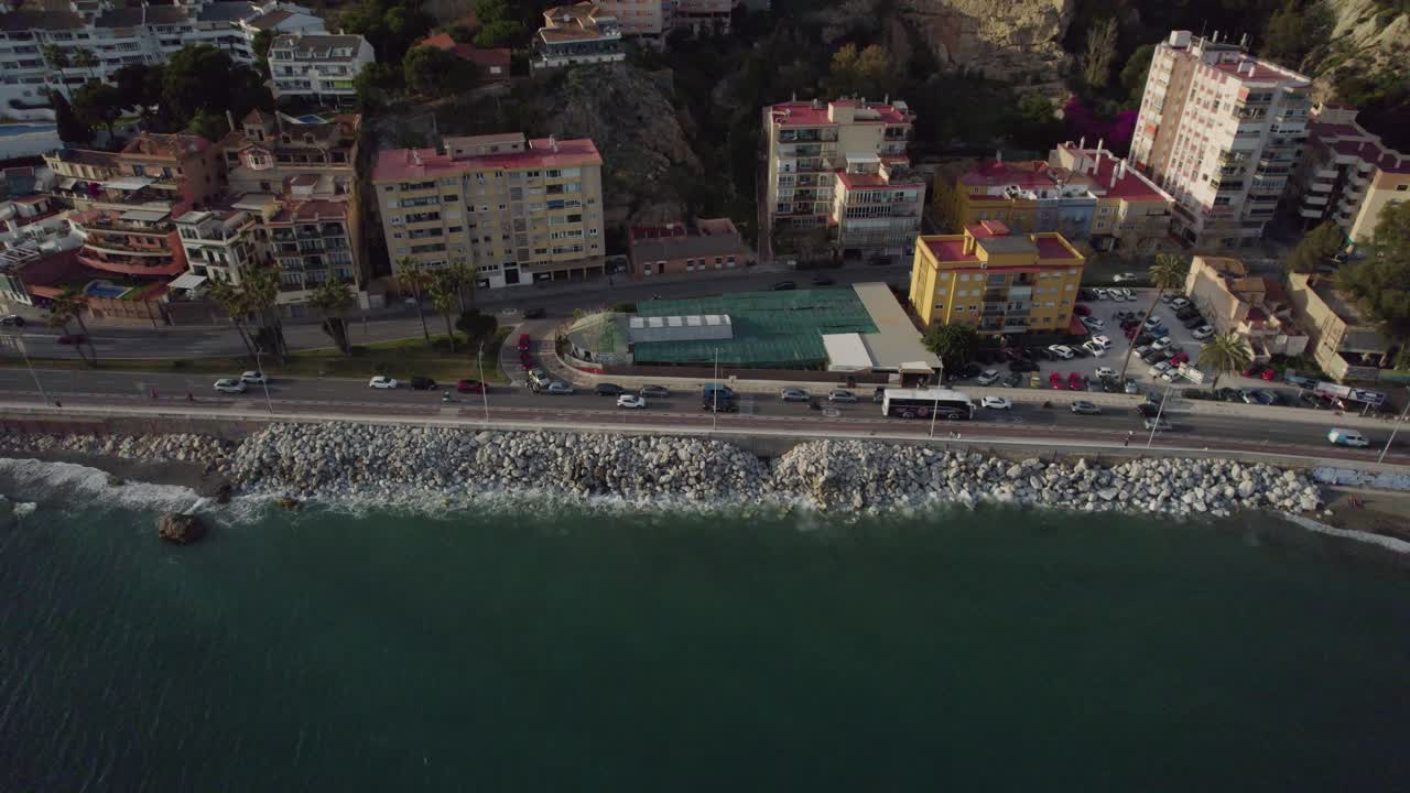 Paesaggio aereo con drone, lungomare, auto sulla strada, traffico, autobus, edifici, muraglione, strada, appartamenti, viaggi turismo, costa, architettura, Málaga Pedregalejo Spagna