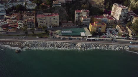 Drone-Aéreo-Paisaje-Frente-Al-Mar-Carros-En-La-Carretera-Tráfico-Autobús-Edificios-Malecón-Calle-Apartamentos-Unidades-Viajes-Turismo-Costa-Arquitectura-Málaga-Pedregalejo-España