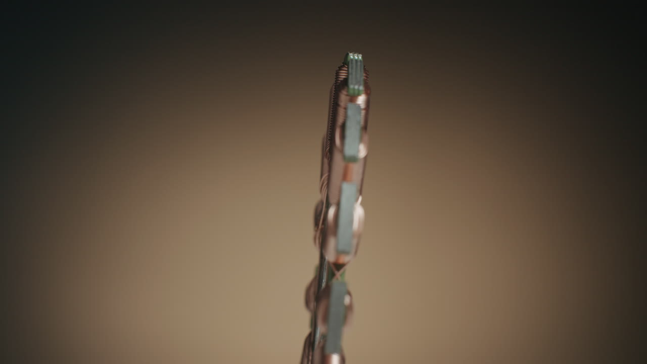 primer plano de un devanado de cobre del rotor y toma macro de componentes electrónicos en la mesa giratoria