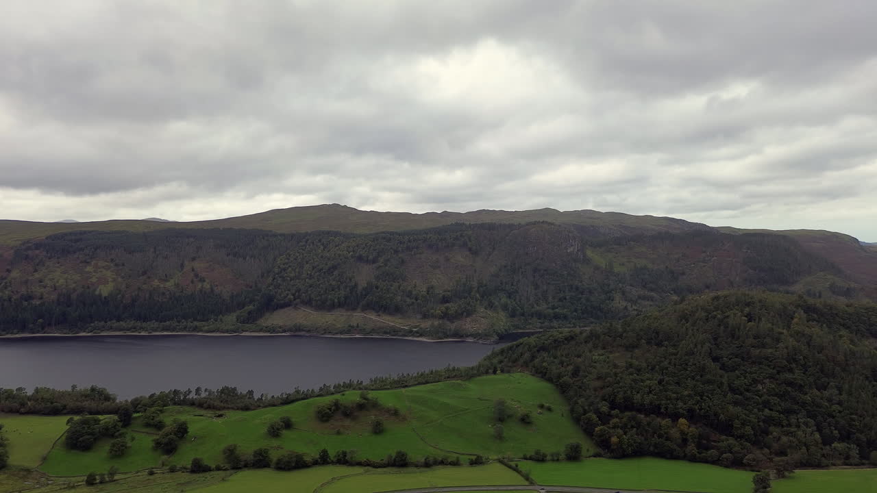 호수, 언덕 및 두꺼운 숲의 넓은 파닝 항공  ⁇