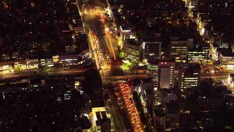 Tráfico-De-La-Ciudad-Capturado-En-El-Lapso-De-Tiempo-De-La-Noche,-Movimientos-Dinámicos-De-Camiones-En-La-Bulliciosa-Zona-De-La-Carretera-Mientras-Cae-La-Noche