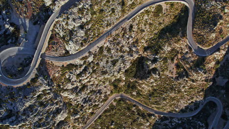 vista desde arriba de coll dels reis, paso de montaña en mallorca, españa - toma de un dron