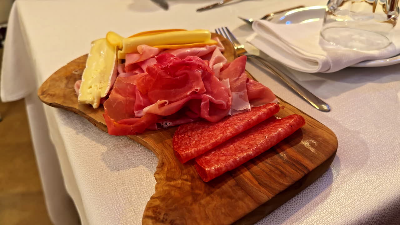 Primo piano di un variegato piatto italiano con carne e formaggio