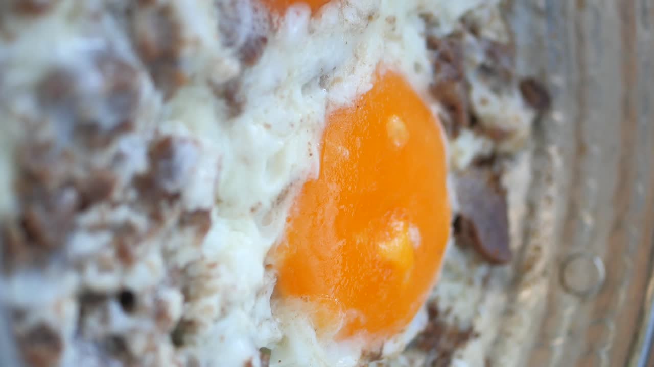 肉添え目玉焼き