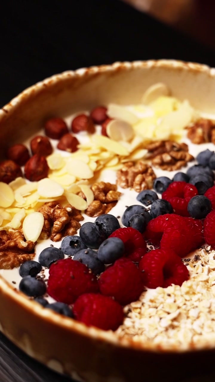 Mangkuk Sarapan Sehat dengan Yogurt, Buah Beri Segar, Kacang-kacangan, dan Gandum