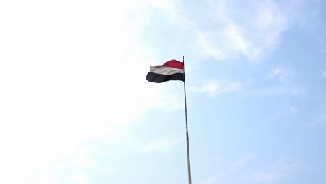 La-Bandera-Ondea-En-El-Cielo,-La-Bandera-De-La-República-árabe-De-Egipto-Ondea-Hacia-Arriba-En-El-Cielo-Despejado,-Una-Bandera-De-Orgullo,-Nobleza,-Dignidad-Y-Patriotismo,-Y-Sus-Colores-Son-Rojo,-Blanco-Y-Negro