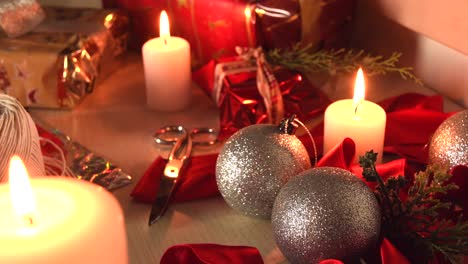fondo de navidad con velas, regalos y otros equipos de embalaje