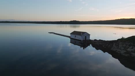 Meer-Küste-Verlassenes-Weißes-Haus-Luft-Sonnenuntergang-Reflektiert-Fornells-Bay-Menorca