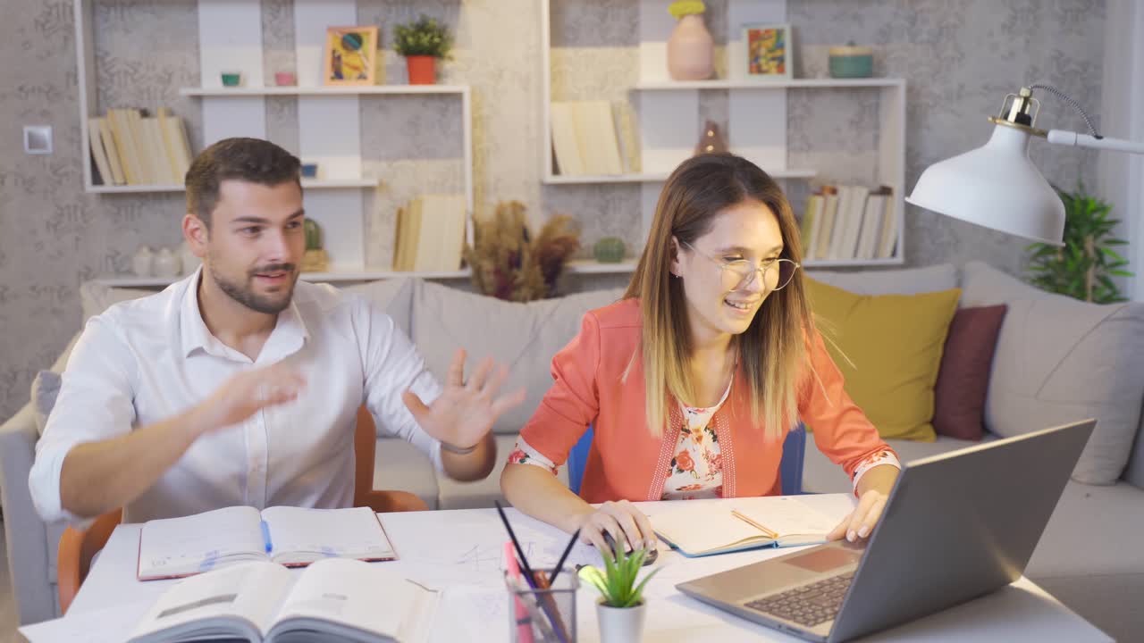 los estudiantes universitarios felices miran sus resultados de los exámenes.