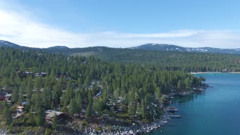 Vuelo-Inmobiliario-Junto-Al-Lago-En-El-Lago-Tahoe,-Norte-De-California