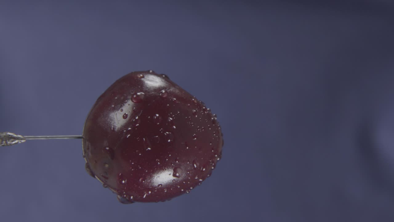 크로마 키를 위해 파란 화면에 루프와 함께 회전하는 체리