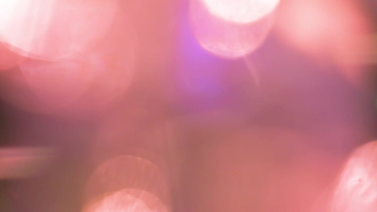 Fughe di luce cinematografiche ed effetto bokeh con tonalità calde