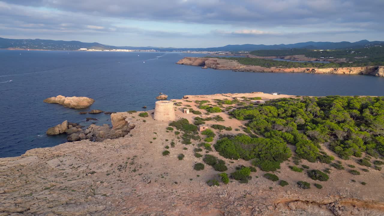 tramonto costiero mediterraneo antica torre storica