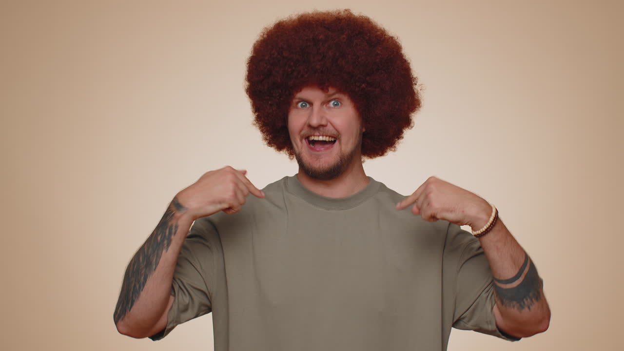 feliz hombre barbudo sintiéndose muy orgulloso señalándose a sí mismo, pareciendo seguro de sí mismo, muy feliz por el éxito