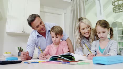padres ayudando a los niños a hacer la tarea en la sala de estar